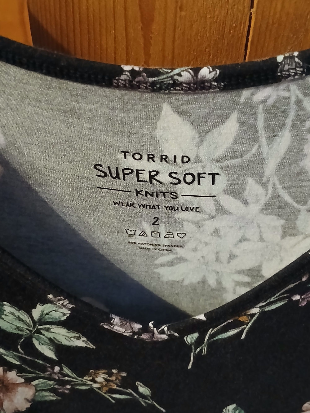 torrid Black Floral V-Neck Peplum Top - Picture 2 of 4